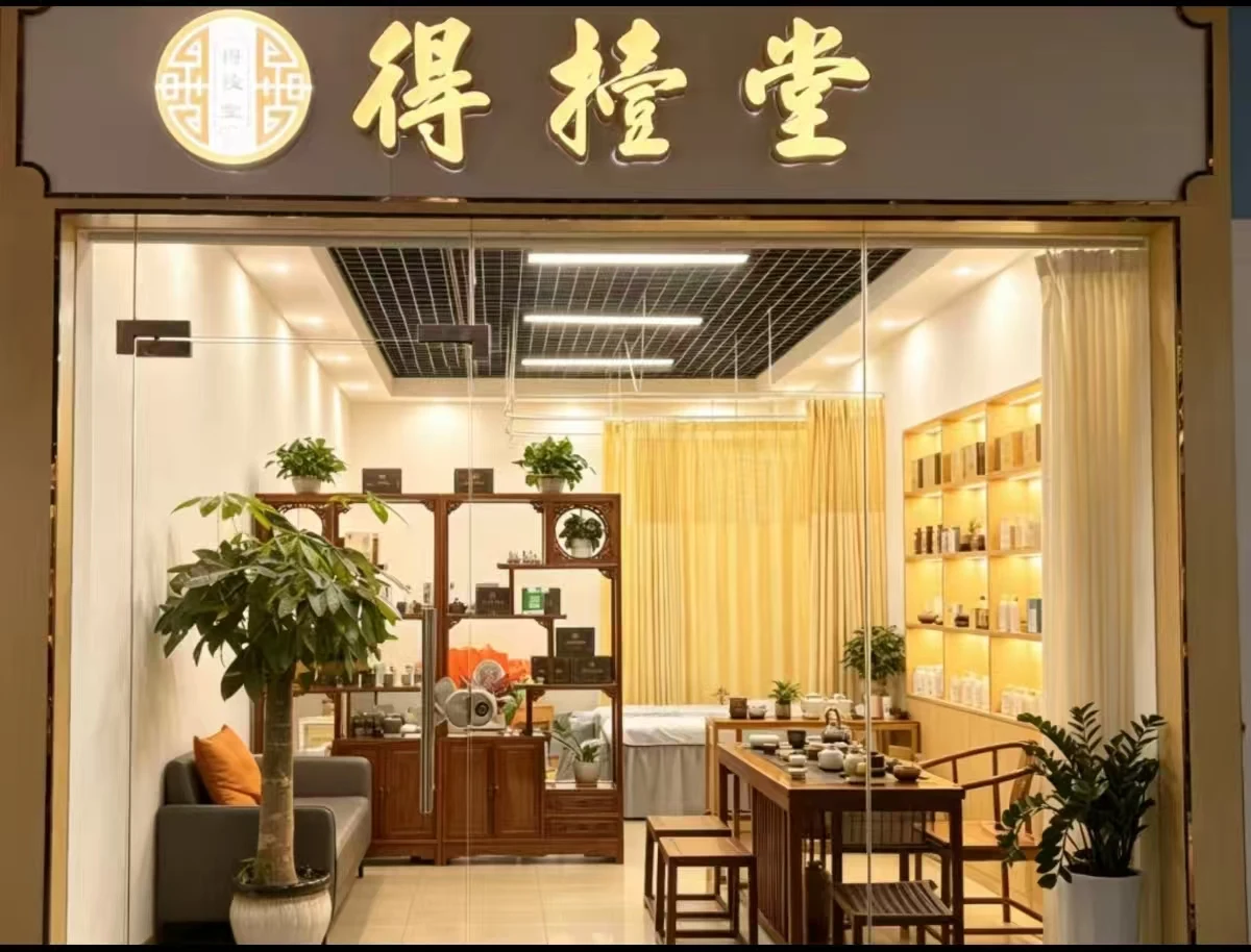 得撎堂门店实景，木色陈设与温暖灯光